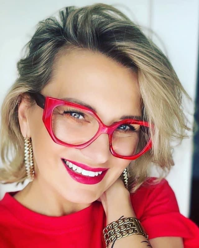 Piękna Kobieta Blondynka w Okularach z firmy Lens Gabinety